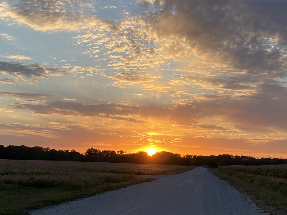 mommage8386's tweet photo. Sunset tonight during walk. #BeautifulNebraska https://t.co/0l8272eePe
