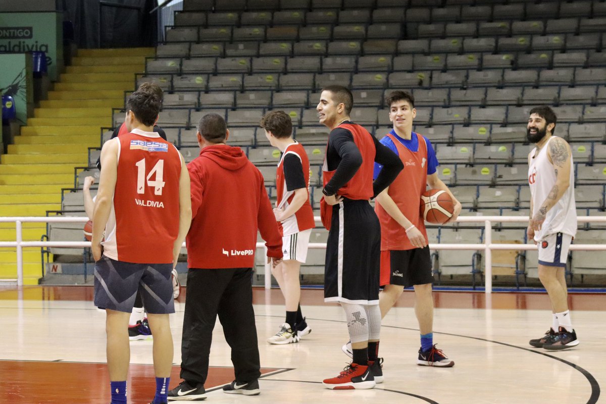 CDVBasket's tweet image. 🔴 | ¡DE VUELTA EN LA CATEDRAL!

🔥 Nuestro equipo continúa con los intensos entrenamientos en la previa del encuentro por Copa Chile Mundo, frente al CD Pablo Neruda, este sábado a las 18:00 hrs en “La Catedral” del básquet.

#VamosCDV 💪🏀 #CopaChileMundo #ElEquipoDeTodos