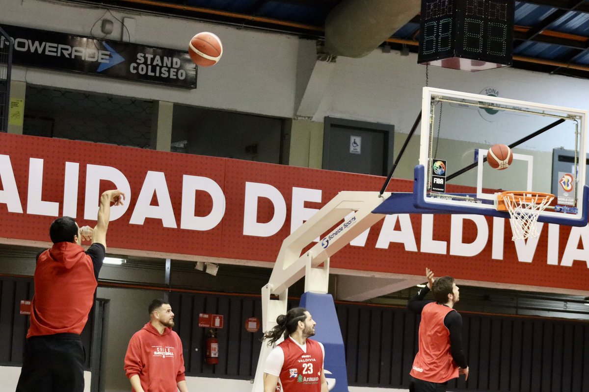 CDVBasket's tweet image. 🔴 | ¡DE VUELTA EN LA CATEDRAL!

🔥 Nuestro equipo continúa con los intensos entrenamientos en la previa del encuentro por Copa Chile Mundo, frente al CD Pablo Neruda, este sábado a las 18:00 hrs en “La Catedral” del básquet.

#VamosCDV 💪🏀 #CopaChileMundo #ElEquipoDeTodos