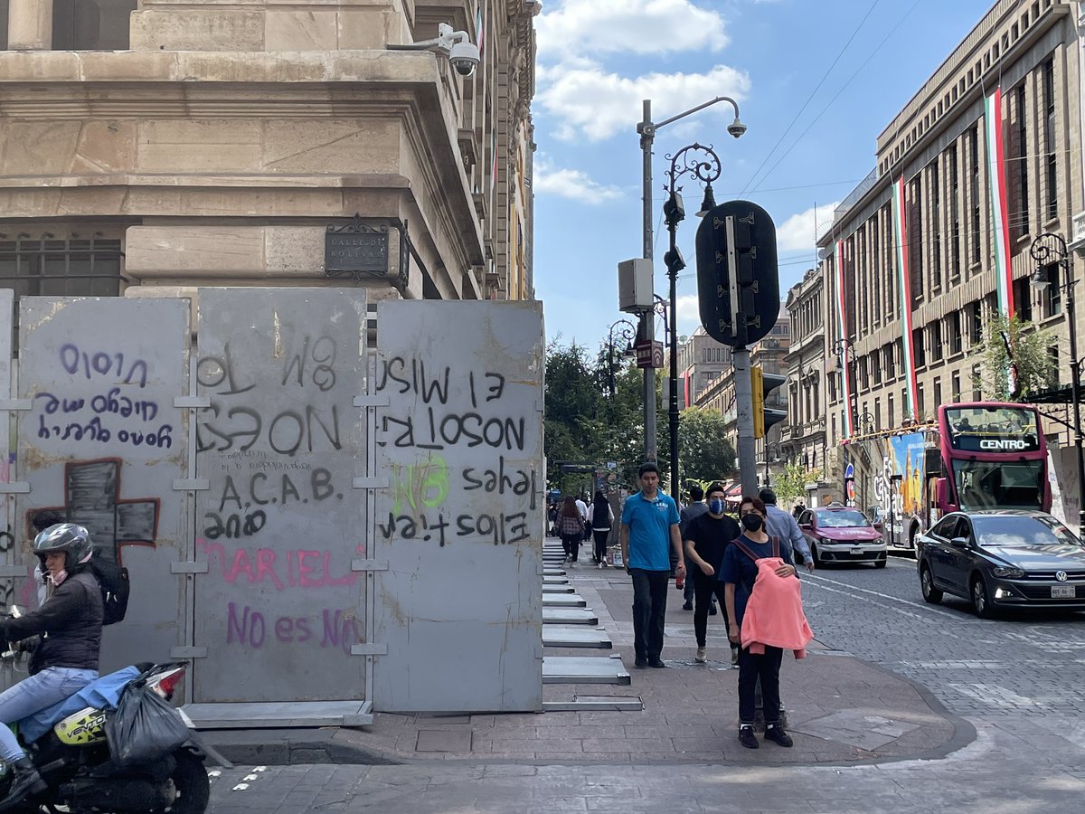 pabloflc's tweet photo. @Banxico Llevan días bloqueando la circulación peatonal y accesibilidad del centro histórico. @UCS_GCDMX @ach_CDMX todo el centro está así! https://t.co/9hMykgpdT7