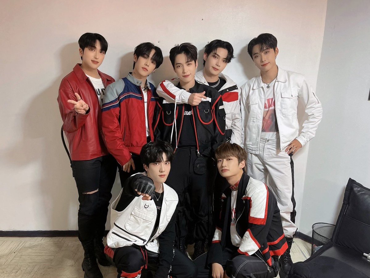 OmegaX_official's tweet photo. [📸] 

SANTIAGO를 마지막으로 남미 지역의
모든 공연이 종료 되었습니다👏🏻👏🏻👏🏻
아낌 없는 응원과 사랑 보내주신 남미의
모든 포애기들 감사합니다🫶🏻💚
너무 행복한 시간이었어요!
꼭 다시 만나요😍🙏🏻

#OMEGA_X #오메가엑스
#CONNECT #Dont_give_up https://t.co/L8j9jMfDPl