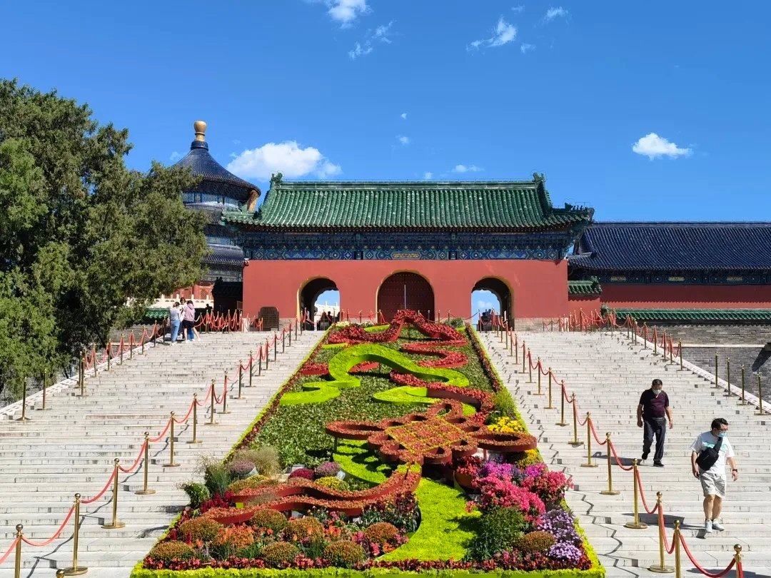 The flowerbed set up in Tiantan Park, aka The Temple of Heaven, to celebrate the National Day. Happy Friday!