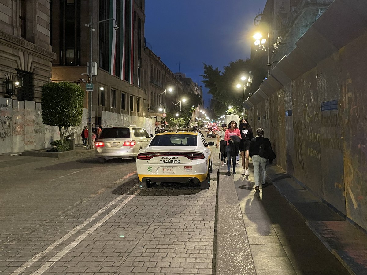 pabloflc's tweet photo. @UCS_GCDMX con quién se reporta una patrulla de tránsito estacionada en ciclovía? Con ellos mismos, que al parecer no conocen el reglamento que deben hacer cumplir? https://t.co/d7c1DHIJ85