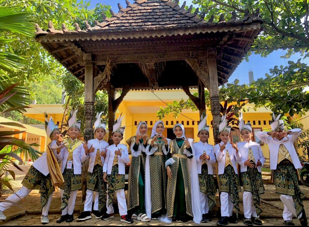 tytarias's tweet photo. Alhamdulillah, #SDUT Bumi Kartini juara 1 Lomba #Rebana tingkat Kabupaten, dan berhak mewakili Jepara ke tingkat Provinsi.
Make-up putri by #TytaRias https://t.co/8Bv0UbyUgD