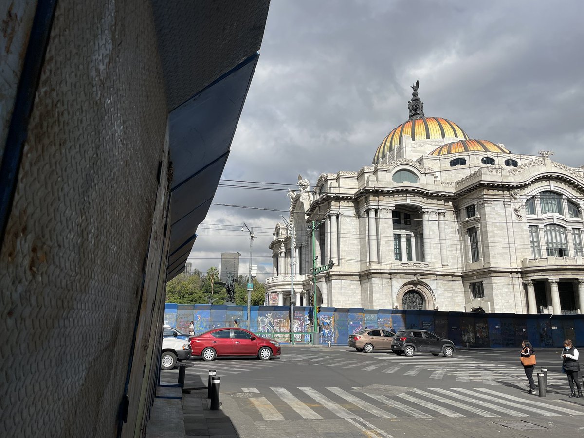 pabloflc's tweet photo. @Banxico Imposible caminar el centro histórico @ach_CDMX https://t.co/xgfSAtYyZg