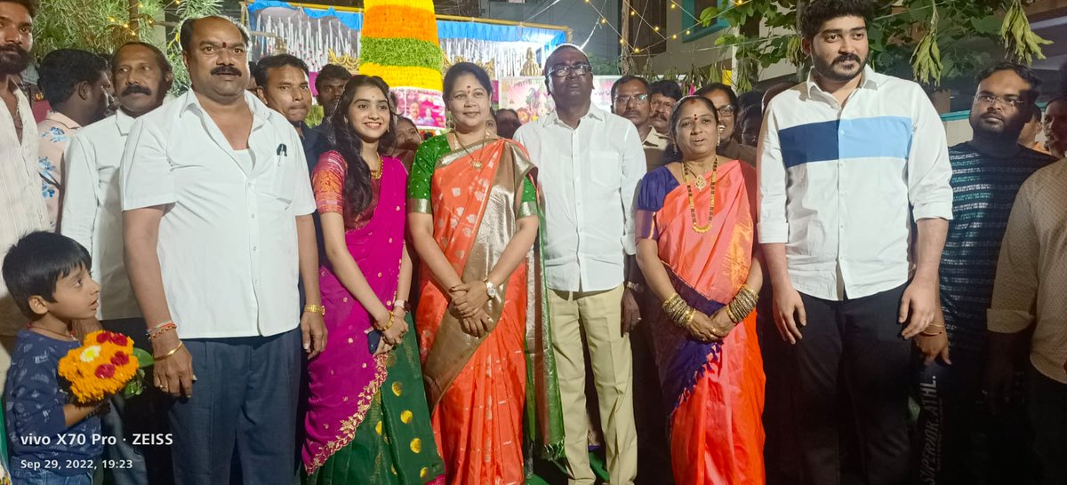 TaguriR's tweet photo. 44వ డివిజన్లో బతుకమ్మ సంబరాలు ఘనంగా జరిగాయి ఈ కార్యక్రమానికి ముఖ్య అతిధి తెలంగాణ రాష్ట్ర రవాణా శాఖ మంత్రివర్యులు పువ్వాడ అజయ్ కుమార్ దంపతులు పాల్గొన్నారు డివిజన్ పాలెపు  వెంకటరమణ విజయ గారు  ఆధ్వర్యంలో ఈ కార్యక్రమంలో నివసించినారు https://t.co/0bJ7C98JnT