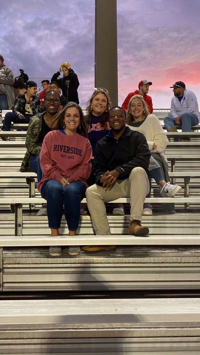 CoachDavenport2's tweet photo. School Counseling Crew supporting our football players! https://t.co/QfvP6FmRzU