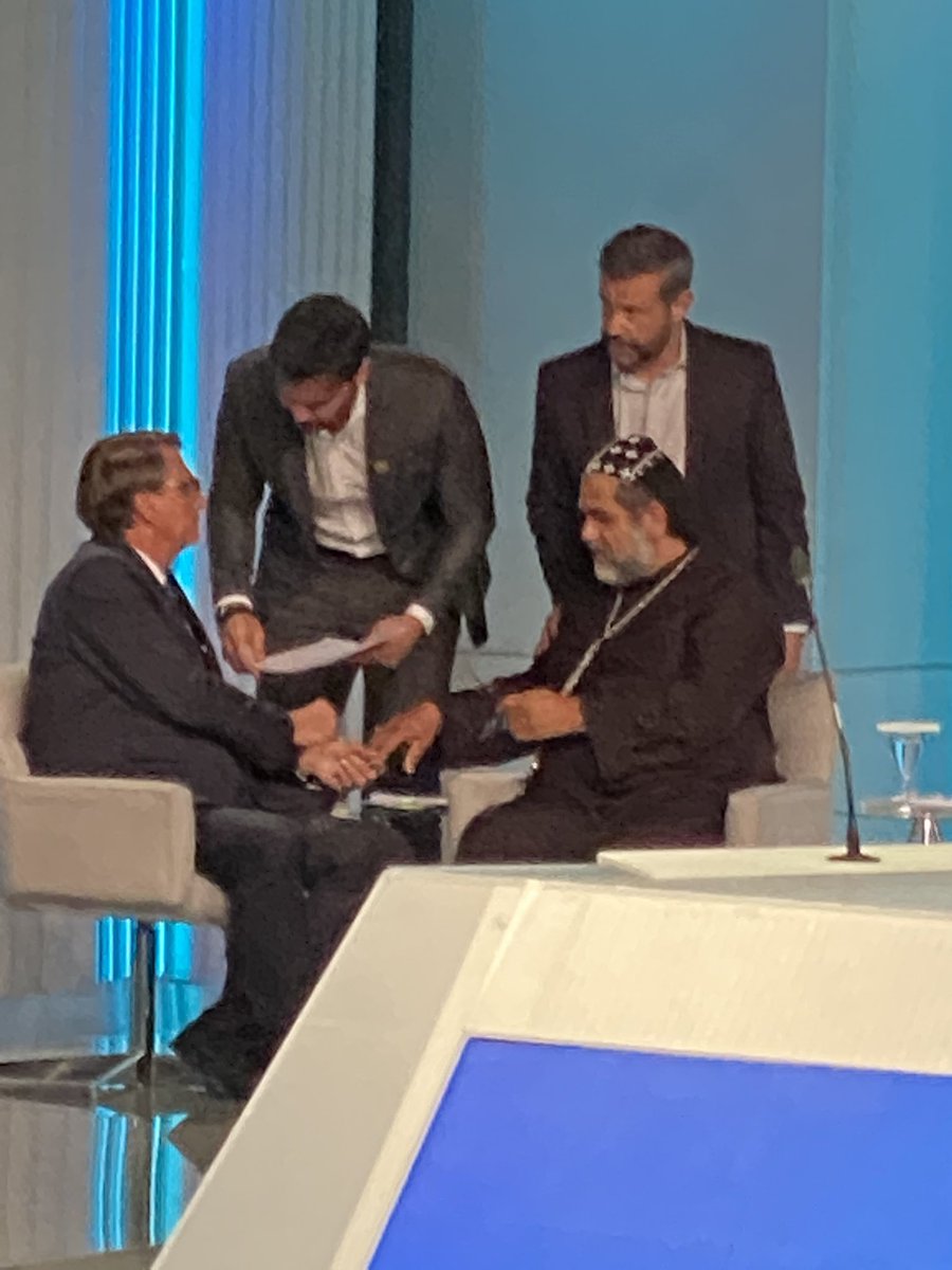 samiabomfim's tweet photo. O padre fake está ali pra dar a extrema-unção. #DebateNaGlobo https://t.co/kRRYhRRZH9