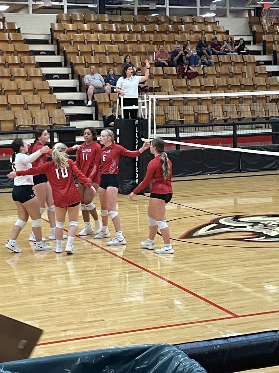 CardActivities's tweet photo. 🧹 🧹 🧹 

3-0 SWEEP for @CardsVBallCHS at Buffalo tonight. 

Way to go ladies❗️❕❗️

#ClintonALLIN
#CardinalPride

🔵⚪️🔴🐦🏐 https://t.co/q2qDhCuzfN