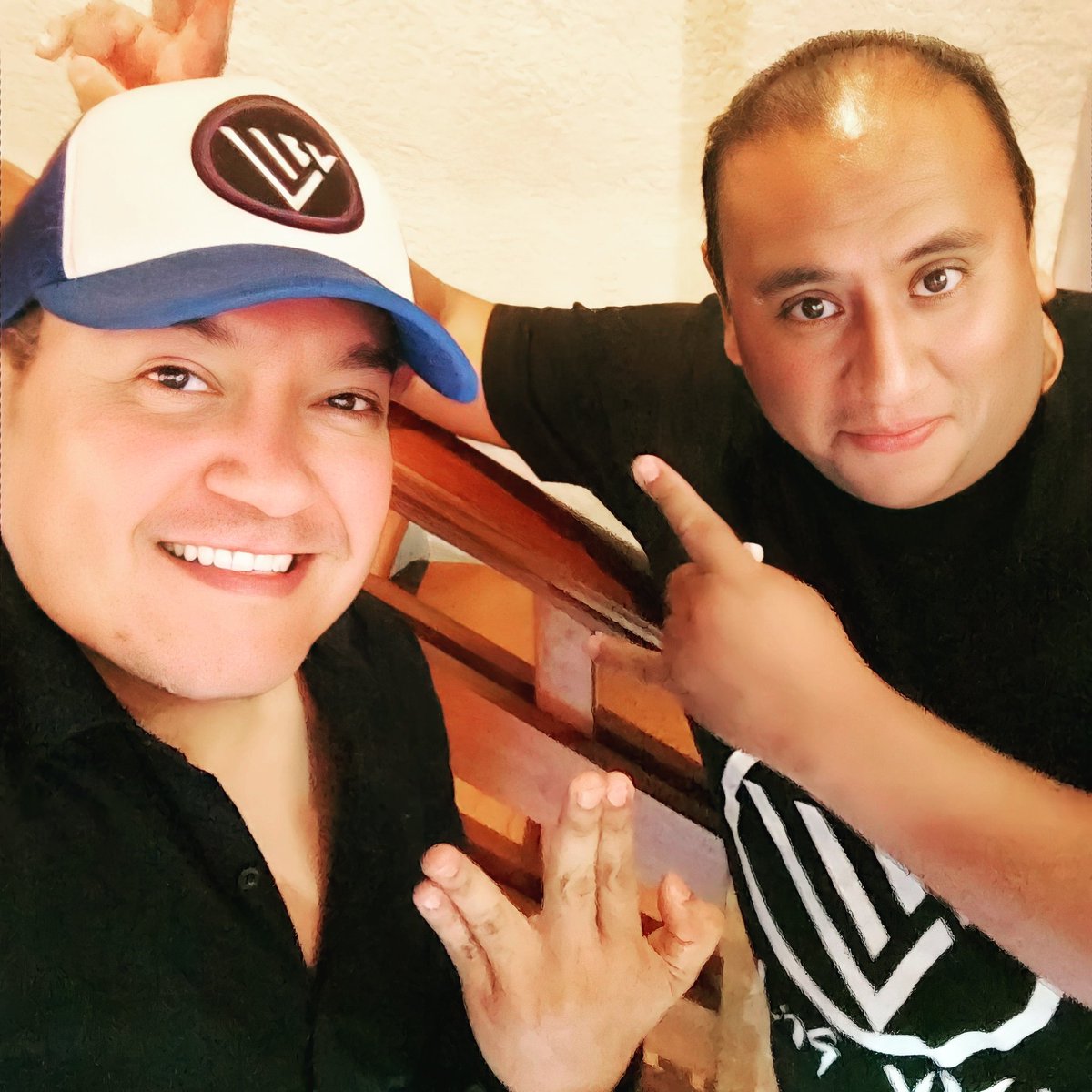 losviel's tweet photo. Vielísimas Felicidades 🎉 Feliz Cumpleaños!🎂🎁🎈 Christian Castillo Vocalista, Miguel Baterista de Los Viel, Arcángel San Gabriel, San Miguel y San Rafael por su cumpleaños y santo 🎊
#felizcumpleaños #LosViel #vocalista #baterista #fiestas #cumpleaños #susanto https://t.co/lcc0jGV9Kj