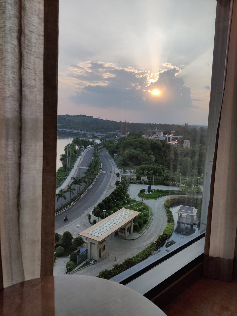 Rabipandacug's tweet photo. Good Morning... Some breathtaking clicks from my room.. #Bhopal is truely the #CityOfLakes.. Enjoying the hospitality at #TajLakeFront
Have a great day ahead guys..
#ଦାଦନଜୀବନ
#MagnificentMP
@Drakshays @lokipalauri @TheMausamMishra @khyudragalpika @SKDAgriMan @BeautyOfOdisha2 https://t.co/VCozdUBLFP