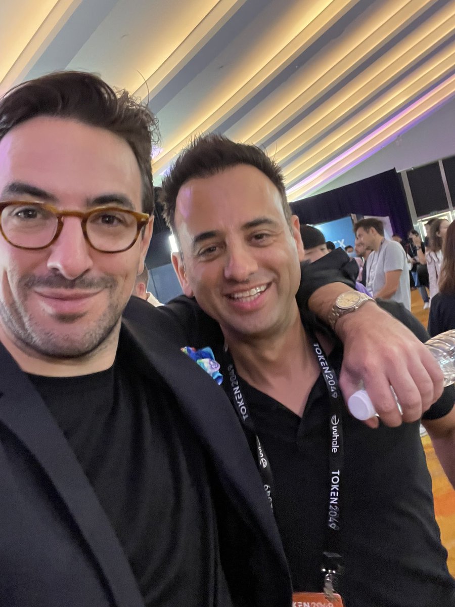 tontonalbinos's tweet photo. @cryptomanran the guy in the house at #TOKEN2049 @crypto_banter https://t.co/kwyJHn5WFl