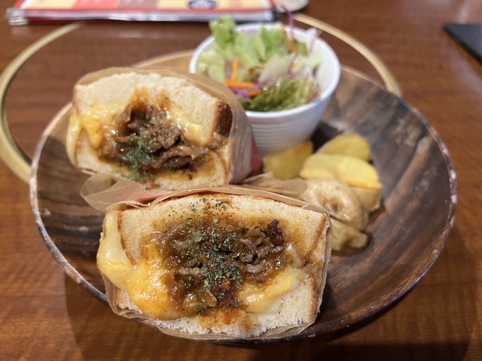 毎月末はB団(@we_are_Bdan )の29の日限定メニュー!
今月はBBQカルビチーズサンド
B団のサンドイッチ無くなって久しいのでB団サンド好きにはたまらん! 