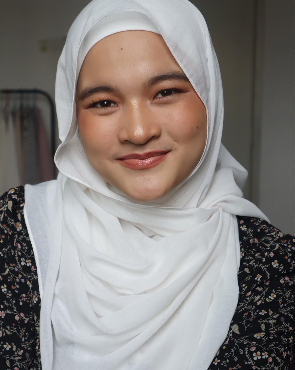 ainmelonn's tweet photo. Hi warga twitter ! 
I recently just started my MUA career as freelance. My price for now is given as the cheapest in town! I already open for booking. 

💄Events &amp; Bridal Makeup #NoFakeLashes 
P/s: Based in melaka but I do travel 

Prices i attach dekat bawah , ws for inquiries https://t.co/TR37nhXdPj