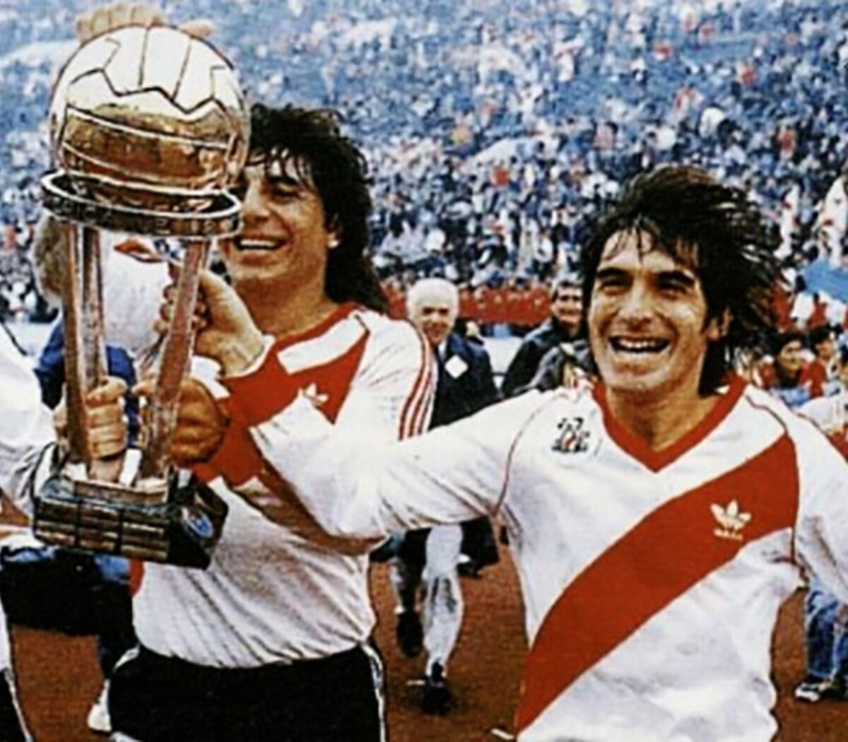 Johnnycaminador's tweet photo. Si los pibes que dicen "Que Gallardo se quede toda la vida en River" hubiesen visto éste River del Bambino( Que ganó todo lo que jugó,único campeón del Mundo), el Bambino todavía estaría dirigiendo a River, sin embargo, el ciclo más exitoso en la historia del club, un día terminó https://t.co/RteeGbIqUc