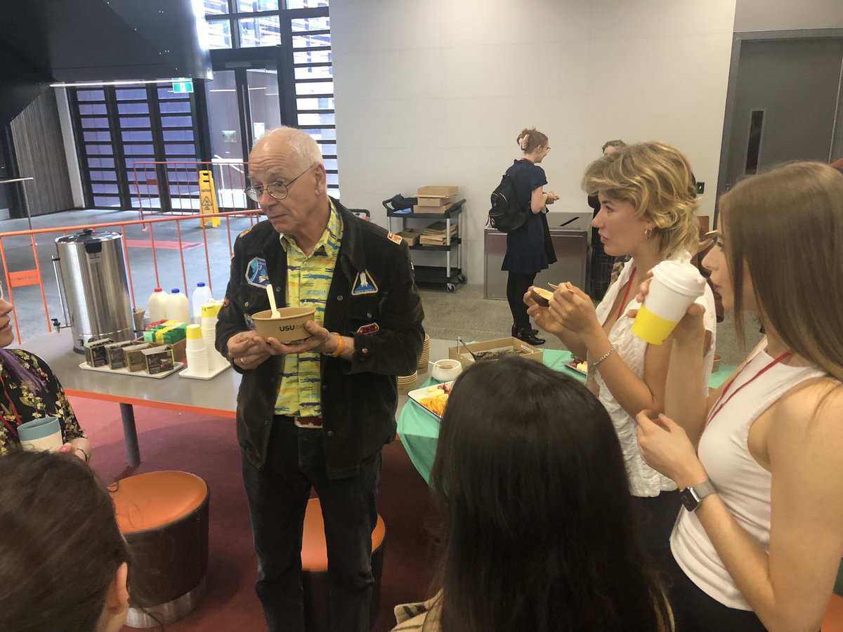 LiliaMantai's tweet photo. @DoctorKarl Our celebrity keynote on Day 2 mingling with young research talent at #ACUR2022 conference at the @Sydney_Uni @sydney_business @SydneyEduInnov https://t.co/BWxvsMq0nr
