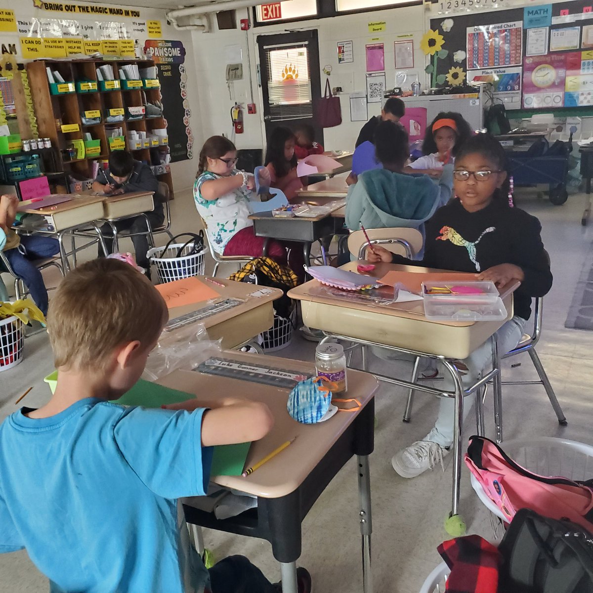 MaePuljanan's tweet photo. Social Emotional Learning for my 2nd Graders. Watching a video about feelings and talking about it! #developfinemotorskills #cutttingleafwithhandtheymade #listeningtocalmmusic @Scurlockbears https://t.co/QcD6GpiP3Z