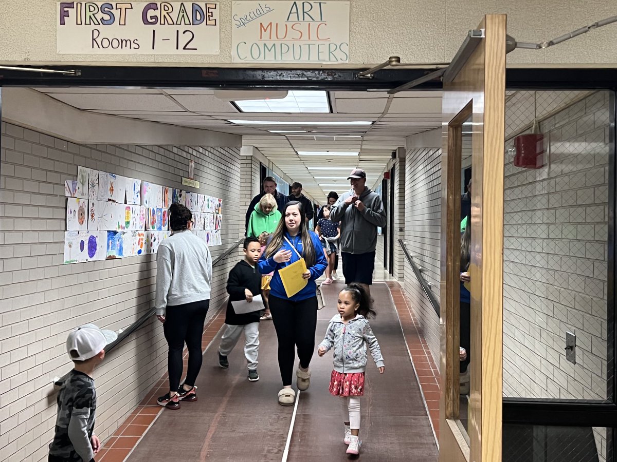 ELPSDistrict's tweet photo. Great turnout for the Meadow Brook Open House this evening.  Tonight was the culmination of successful Open House evenings at all five schools.  Great stuff!  #schoolisopen https://t.co/RN2j7FZdii