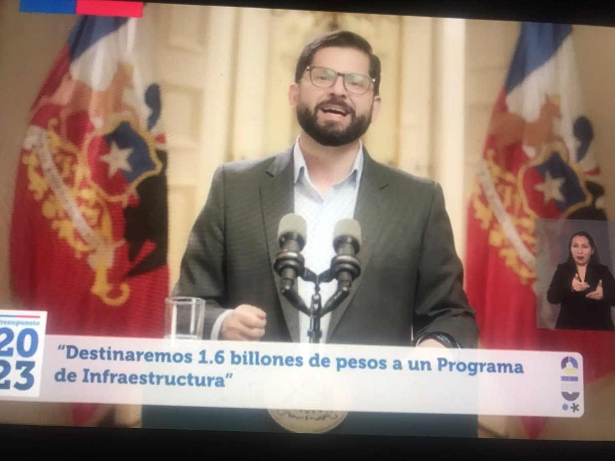 frobertnozick's tweet photo. Presidente Boric plantea un gigantesco plan de inversiones prometiendo que no habrá inflación. Gasto crecerá 4,2% , en un escenario de posible recesión, insistiendo además en su “plan de trenes para Chile”. Qué puede salir mal? #libertarios #ConMiVotoNo @HayekLabs https://t.co/YXXWhBZtEh