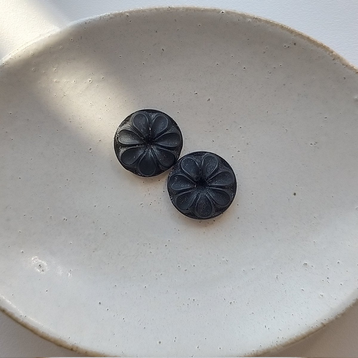 matataki07231's tweet photo. こちらの
#antiquebutton
#イヤリング にするか
#ピアス にするか
#指輪 にするか…
皆さんのご意見を聞かせて
欲しいなぁと思います…
ポチッとよろしくお願いします🙏
(アンケートは次ツイート) https://t.co/rT7fgHi08b