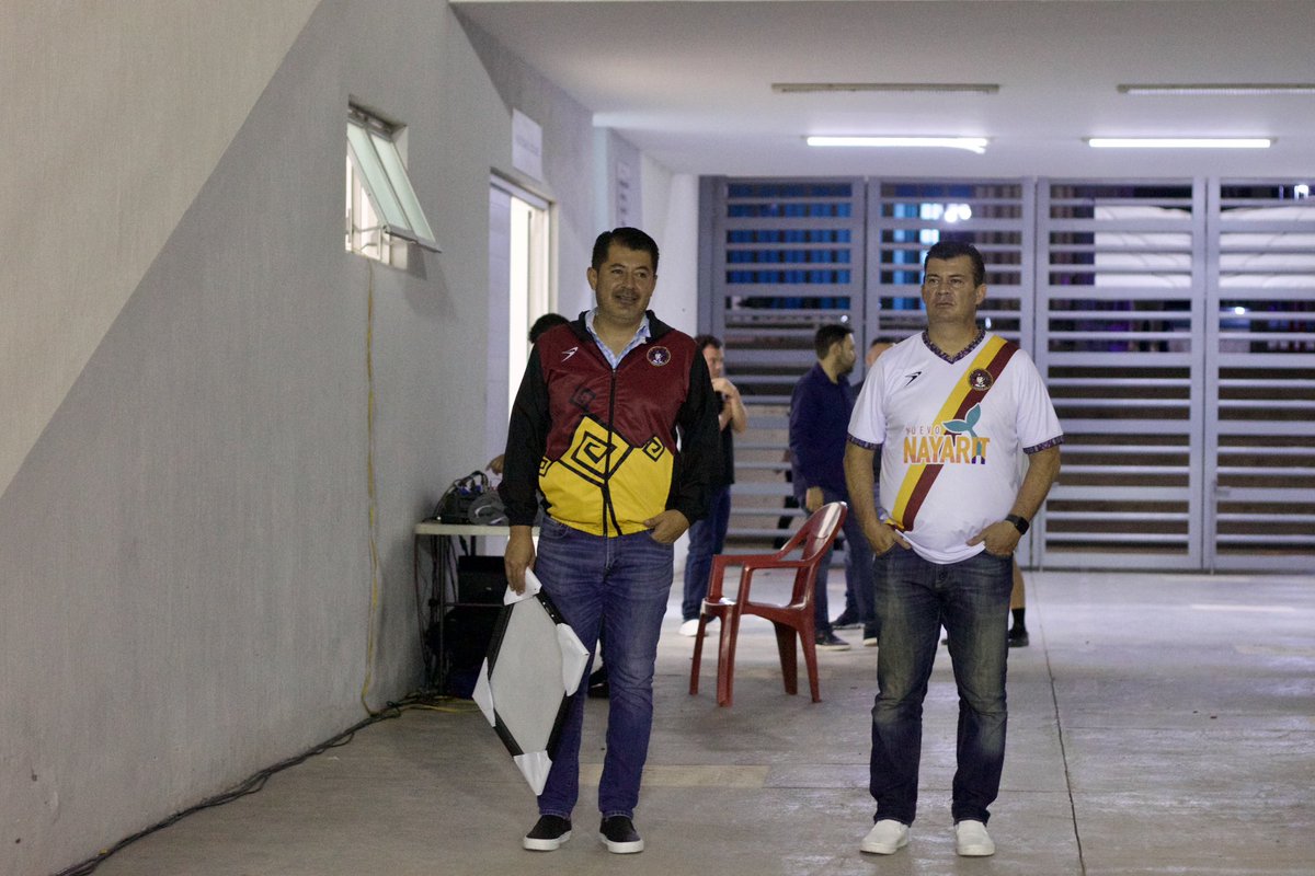 Coras_FC's tweet photo. ¡Gran visita tuvimos ayer en el Santa Teresita! 

El dos veces mundialista e ídolo del fútbol mexicano, Ramón Ramírez, nos estuvo acompañando anoche en nuestro partido. 

#HagamosÉpoca https://t.co/awgXM6VgMQ
