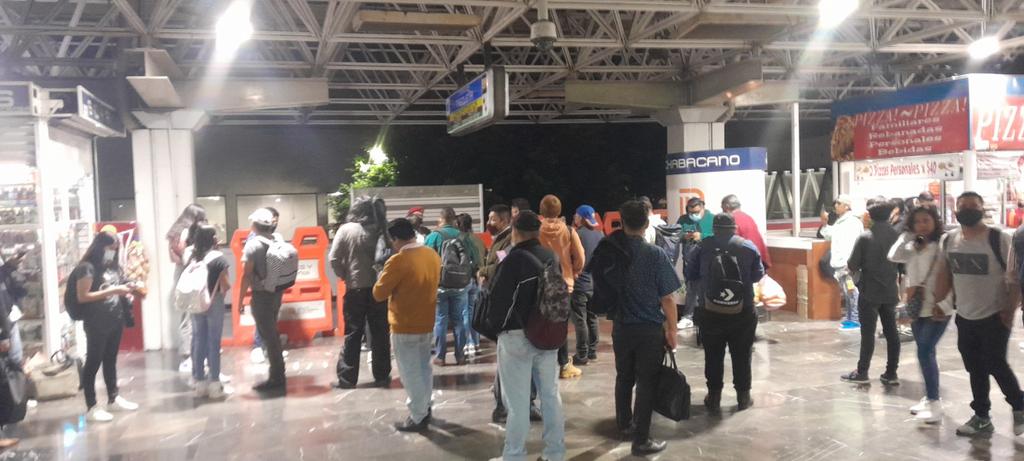 ZuseDj_'s tweet photo. @MetroCDMX Es mentira aun no dejan pasar https://t.co/kRjy0T6y1w