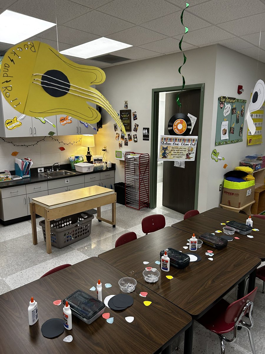 treml_amanda's tweet photo. Rock Our School Open House!🎸 We are ready to show you why Pioneer rocks! 🤘🏼 #WeAreASD #StrongerTogether #kindergartenrocks https://t.co/jvQunfTeGj