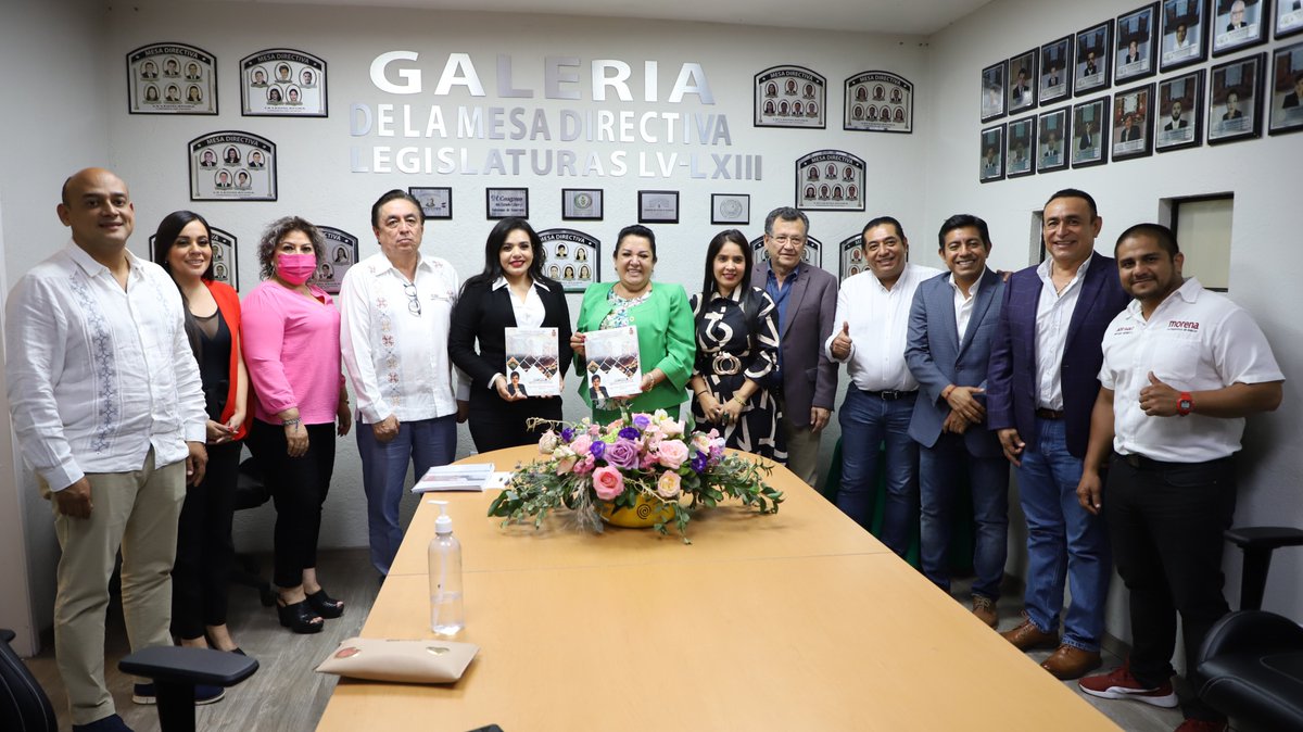La diputada <a href="/FlorAnorve/">Flor Añorve Ocampo</a> hizo entrega a la presidenta de la Mesa Directiva del Congreso, Dip. Yanelly Hernández Martínez, de su Primer Informe de Actividades Legislativas correspondiente al Primer Año de Ejercicio Constitucional.