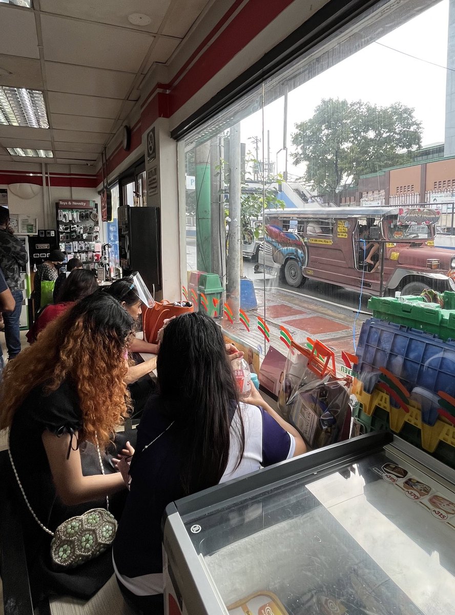 crunchyrocho's tweet photo. Overheard them talking about Kathryn Bernardo. Hehehe
Bottomline? Because of Ali(kathrynB) of #2GoodToBeTrue the daughter became confident of her hair and decided to stop rebonding it. iba talaga impluwensya ni @bernardokath https://t.co/NSkCOlGRfq