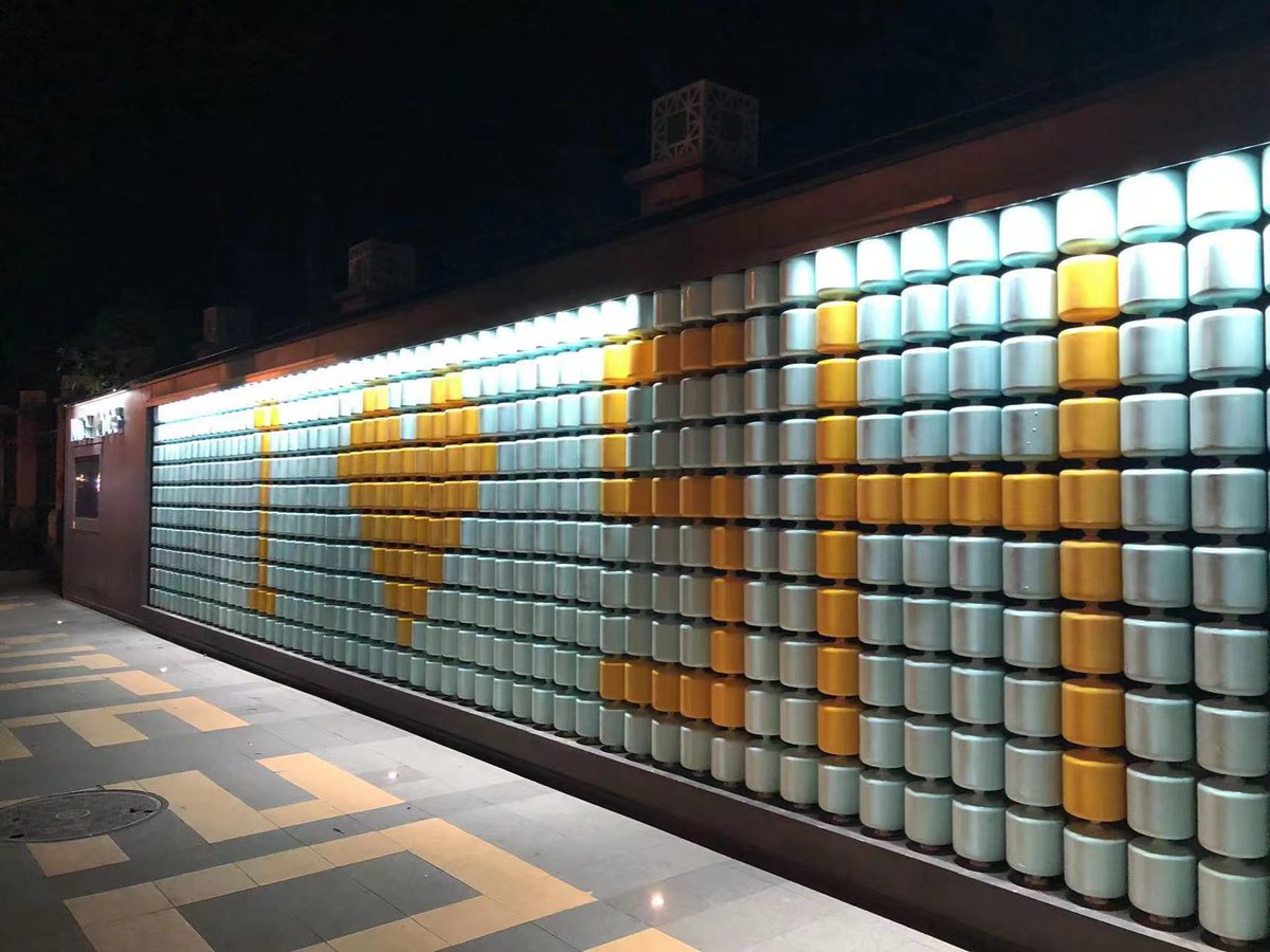 niqislucky's tweet image. /1
上海某济又来绝活了。
赤峰路有我院老师设计的公共交互艺术《翻转同济》，转动换色可以自由创作。墙上很快有同学各种整活。

结果月初墙被改成固定色，只有“I❤️SH”，这个交互作品就废掉了。

笑死，太荒谬了。或许作品现在才真正完成——《站方已开启精选评论》。
估计有望入选今年中国当代艺术top3🥹