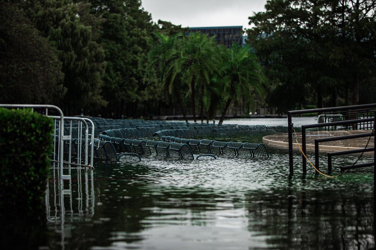 Kayla_Smith33's tweet photo. Hurricane Ian | Downtown Orlando | 2022 

https://t.co/mn0NLsiPxr 

#hurricane #hurricaneian #hurricane2022 #orlando #ian https://t.co/5t4iK18T86