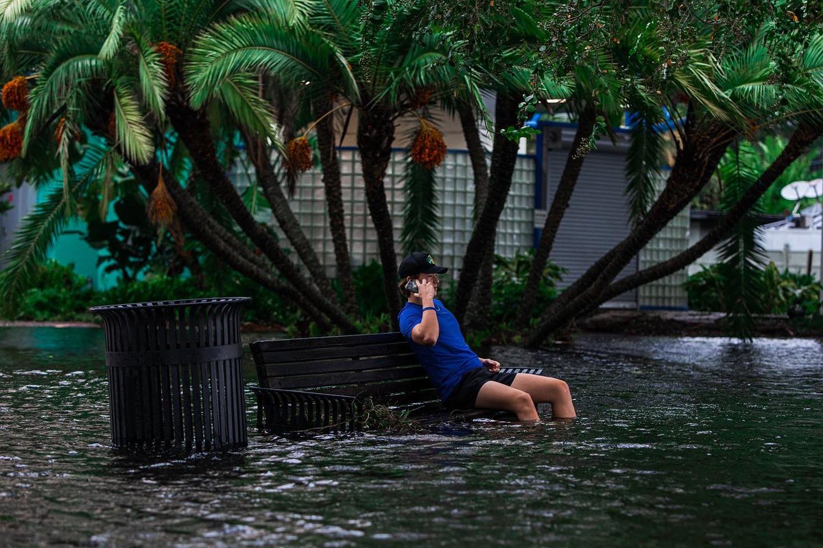 Kayla_Smith33's tweet photo. Hurricane Ian | Downtown Orlando | 2022 

https://t.co/mn0NLsiPxr 

#hurricane #hurricaneian #hurricane2022 #orlando #ian https://t.co/5t4iK18T86