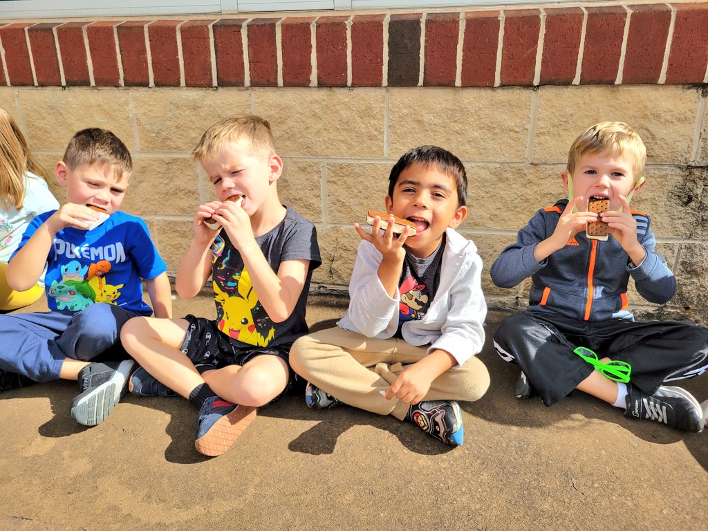KaitReder's tweet photo. Awesome behavior led to some yummy treats 😋 They worked hard as a class to earn this special surprise and loved every bite 🙌👅 #yum @KNicholson91016 #GreenvilleES @GreenvilleES #GoodChoicesPositiveRewards https://t.co/QJjNdVeXSH