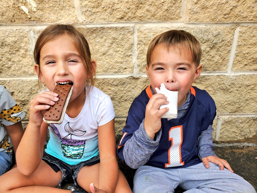 KaitReder's tweet photo. Awesome behavior led to some yummy treats 😋 They worked hard as a class to earn this special surprise and loved every bite 🙌👅 #yum @KNicholson91016 #GreenvilleES @GreenvilleES #GoodChoicesPositiveRewards https://t.co/QJjNdVeXSH