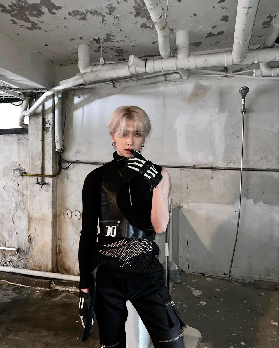leexiaoo's tweet photo. Black is one of my ultimate color, it goes well with my silver hair. Several days ago, I wore these cool outfits along with the skull gloves that made me feel amazing. 🖤 https://t.co/EK8zhpuaKK