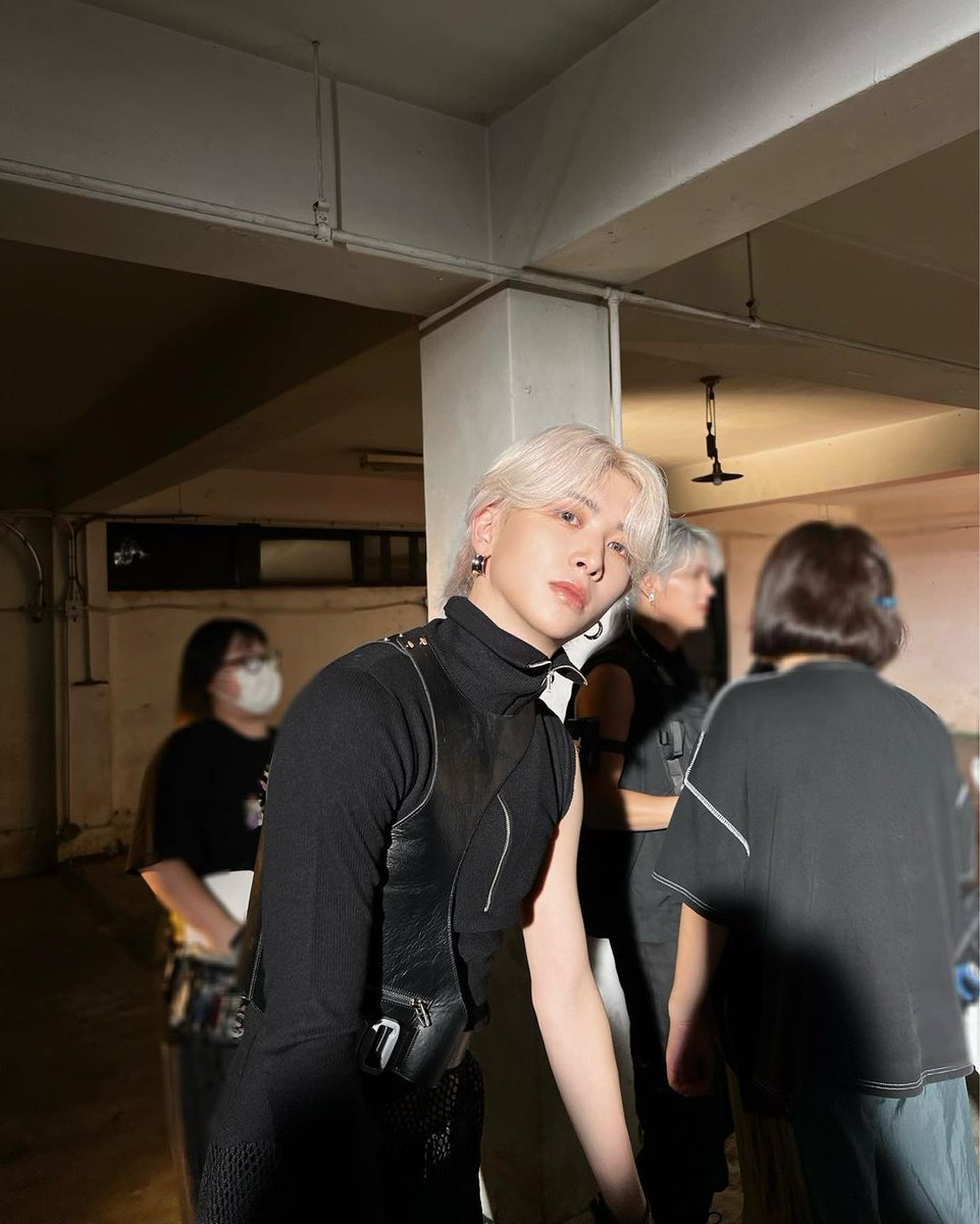 leexiaoo's tweet photo. Black is one of my ultimate color, it goes well with my silver hair. Several days ago, I wore these cool outfits along with the skull gloves that made me feel amazing. 🖤 https://t.co/EK8zhpuaKK