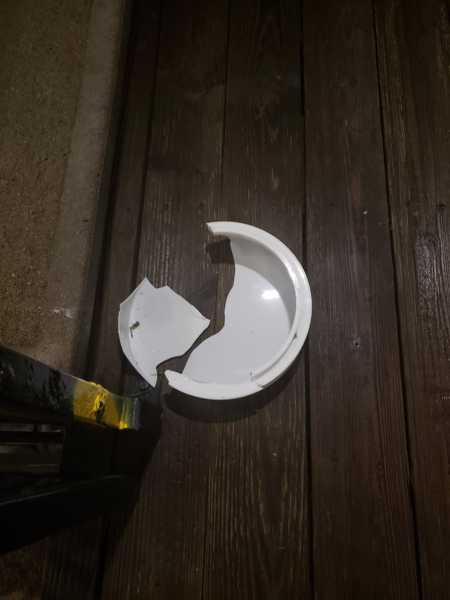 Zeldeath's tweet photo. @MikeFirstAlert #FirstAlertWX Some lighting fixture damage and power outages at The Mirage on Kernan Apartments. I had only noticed the damage after hearing it being flung and broken glass being broken against my walls outside while I had been watching Twister. https://t.co/1PNrUVfN3e