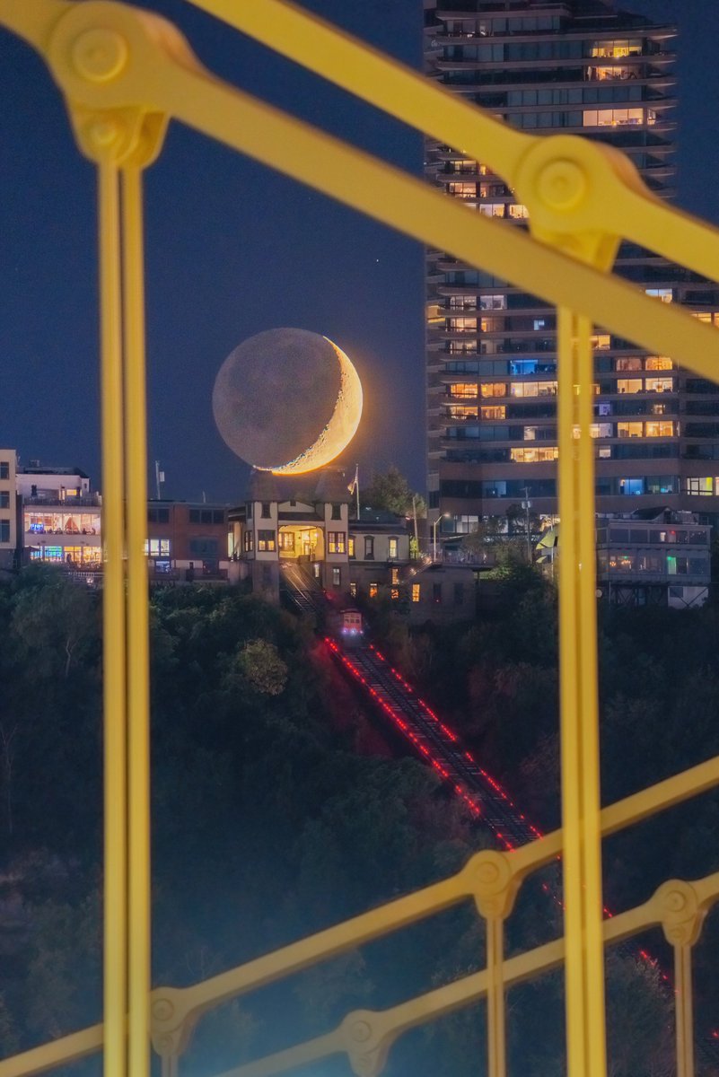 DaveDiCello's tweet image. The view of the crescent moon setting over the Duquesne Incline in #Pittsburgh tonight could not have worked out any more perfectly. With the Andy Warhol Bridge acting as a frame, the moon sat perched above the incline station.

Gotta love when a plan comes together.