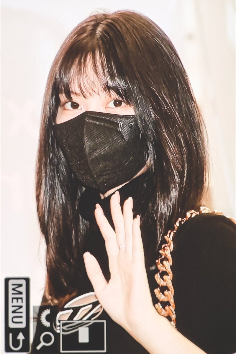 momosuty's tweet photo. momo going to japan 🖤 https://t.co/IGNPLVq1PC