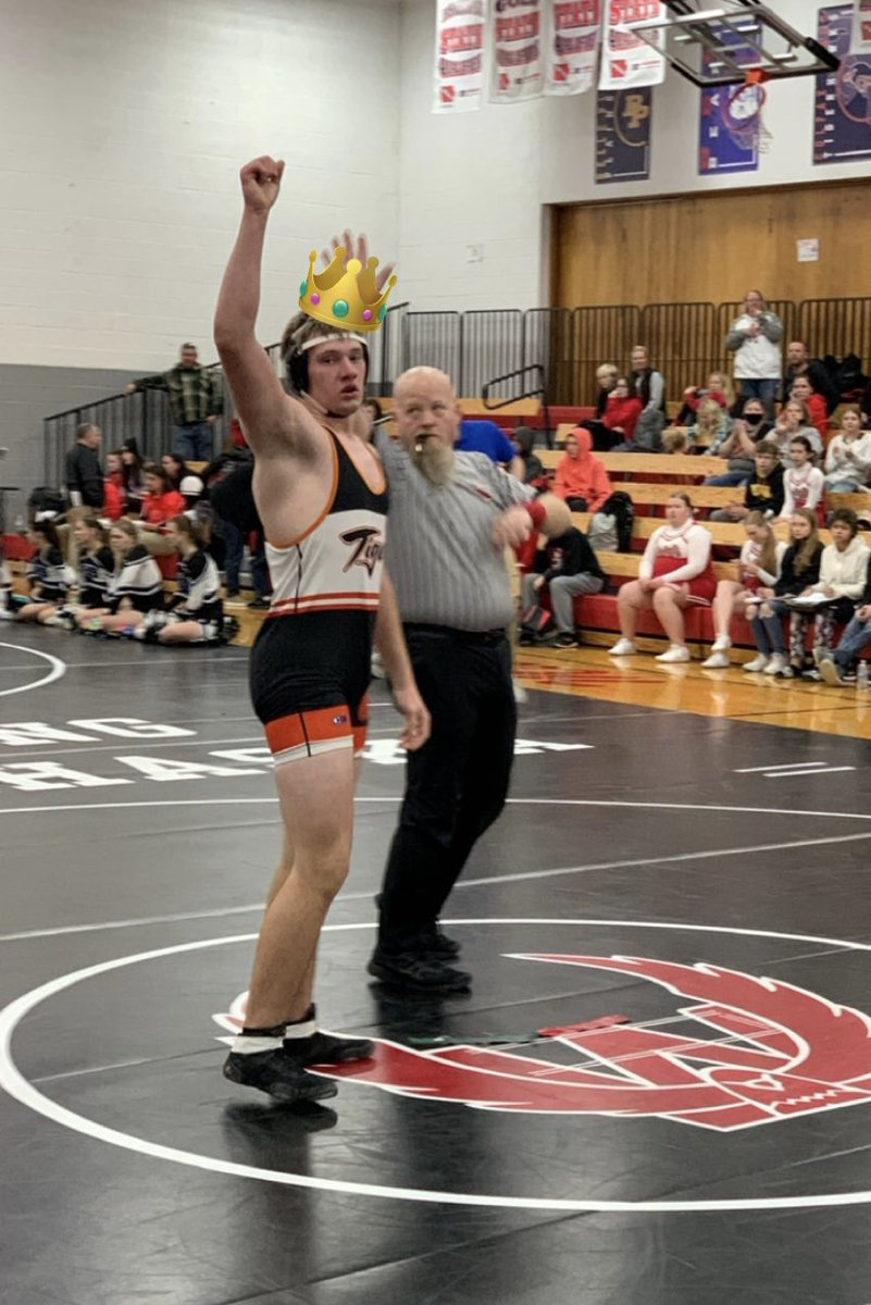 GrinnellWrestl1's tweet photo. King of the Mat is Homecoming King!! 
Congratulations to Oliver Louden; wrestling captain, football captain, track captain and likely the nicest guy you’ll ever meet unless you’re on the wrestling 🤼‍♀️ mat or the 🏈 gridiron!! #STRIPES #WeAreGrinnell https://t.co/QMHlR1sQcv