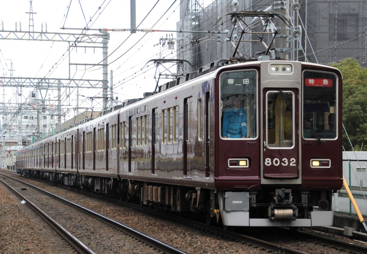 YLc5820's tweet photo. おはようございます🙂8両固定化とリニューアルが行われた神戸線所属の7017Fですが6両固定だった頃は8032Fと組んで運用に入ることが多く、Mc7017の顔を見ることは難しかったです😓🚋
#阪急 #阪急電車 #阪急8000系 #阪急7000系 #神戸線 #8032F #7017F #8両 #6両 #特急 #大阪梅田 #十三 https://t.co/CTxdkZfXvp