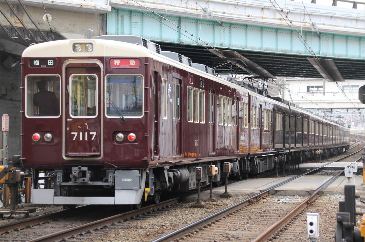 YLc5820's tweet photo. おはようございます🙂8両固定化とリニューアルが行われた神戸線所属の7017Fですが6両固定だった頃は8032Fと組んで運用に入ることが多く、Mc7017の顔を見ることは難しかったです😓🚋
#阪急 #阪急電車 #阪急8000系 #阪急7000系 #神戸線 #8032F #7017F #8両 #6両 #特急 #大阪梅田 #十三 https://t.co/CTxdkZfXvp