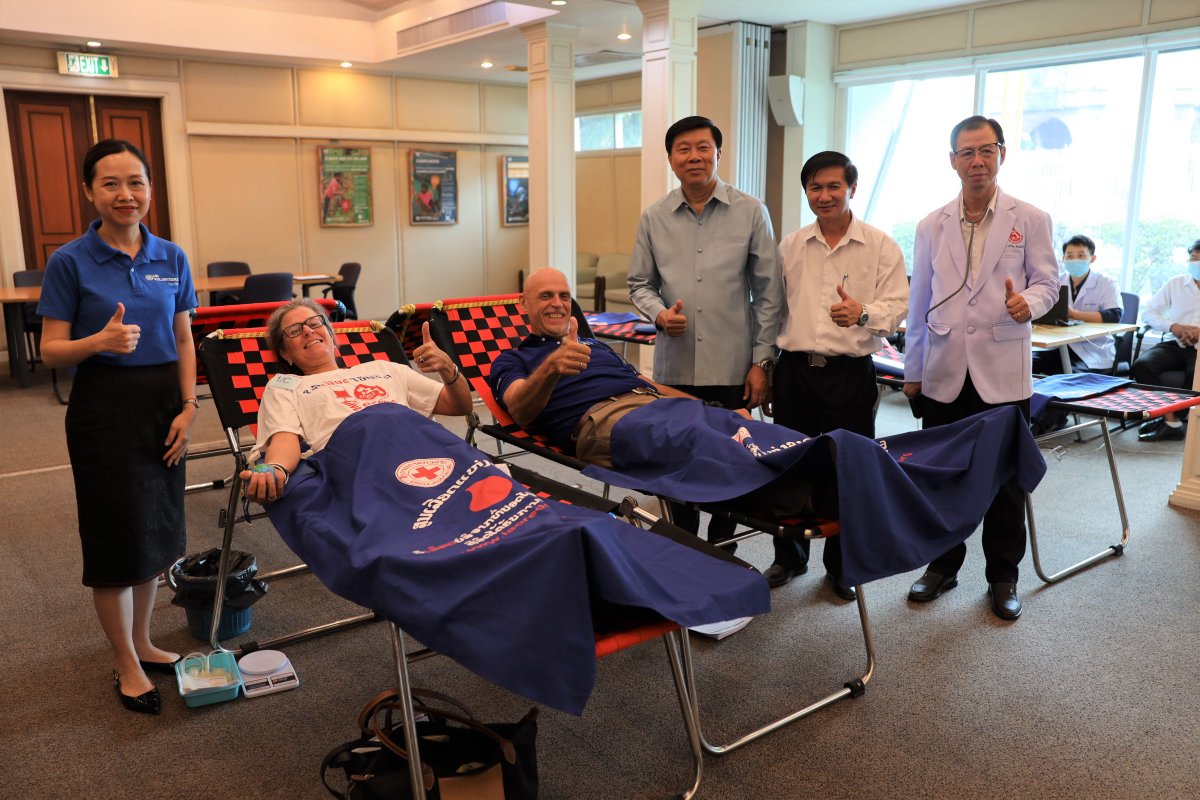 JanDelba's tweet photo. Supporting the great initiative of @UNinLaoPDR &amp; @UNVAsiaPacific: #DonateBlood to #SaveLives and fill up🩸banks in Laos w/@SaraSekkenes. 💪🏻for the fight against dengue fever that has emptied @LaoRedCross blood banks. Join us and donate! https://t.co/s4iMforo1s