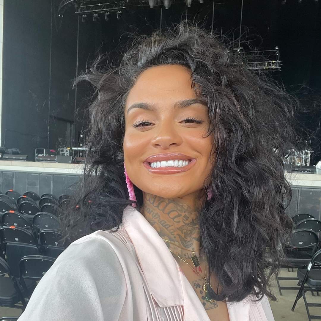 Tati_Yam's tweet photo. THIS TIME TOMORROW ILL BE AT THE OAKLAND ARENA WAITING TO SEE MY WIFE PERFORM LIVE 😱😱😱😱 
WHAT THE FUCK
#kehlani #baelani #bluewaterroadtrip #iwguiw https://t.co/3VsNssBK9C