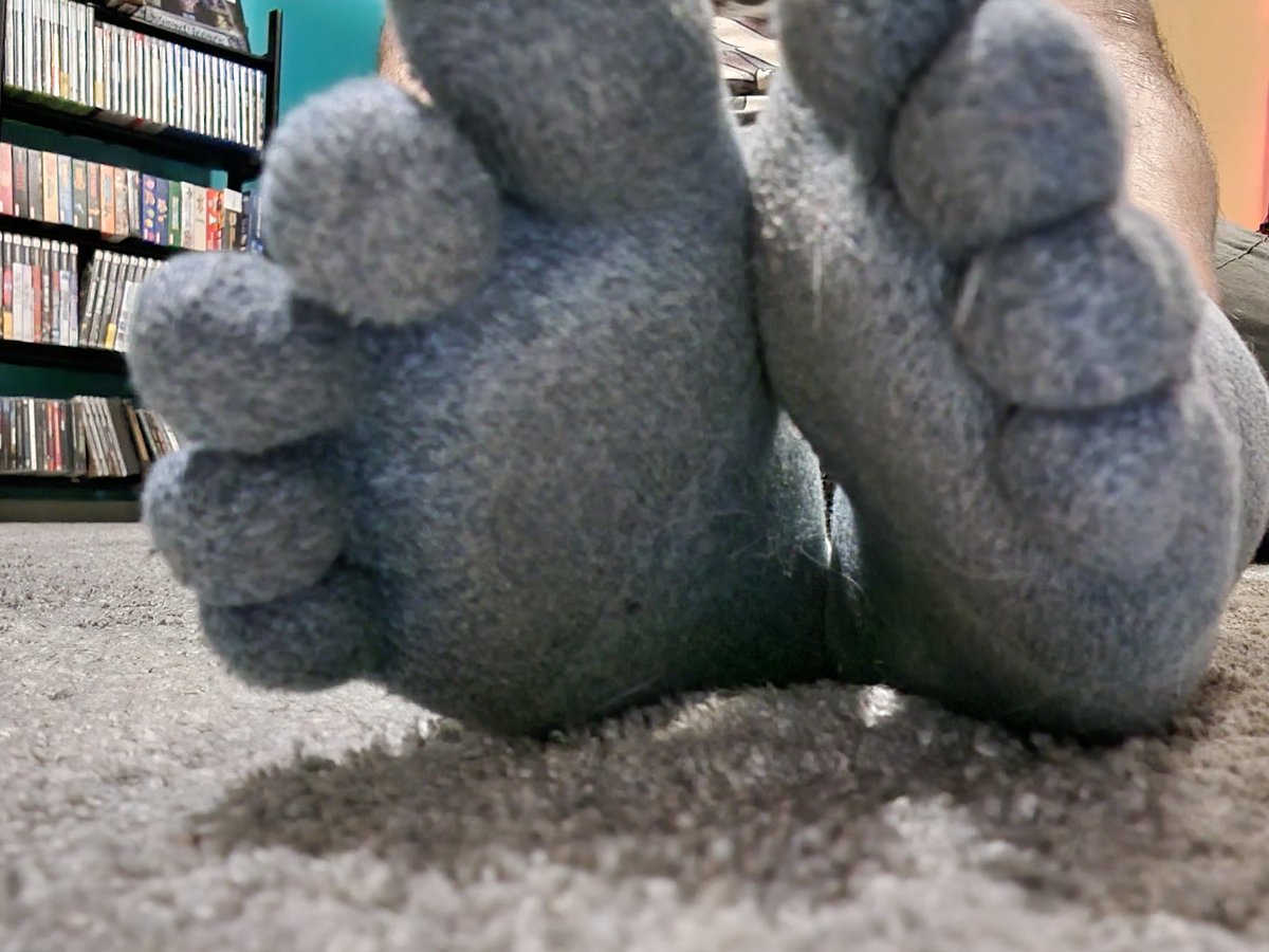SniffiesGuy's tweet photo. Just got home from a 6 hour drive... getting that moving truck for my big move to Vegas baby!  Anyone wanna gimme a hand and peel off these socks? #feet #feetfetish #gayfeet #socks #muskysocks #musky #sweaty #toesocks #dirtypaws #paws https://t.co/RSurhH6dRx