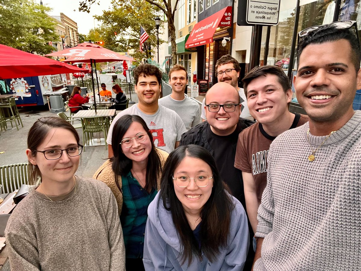 Lab had a great time out celebrating Nydia’s recent F31 award. Love all these faces! (And 2 more not pictured 😂)