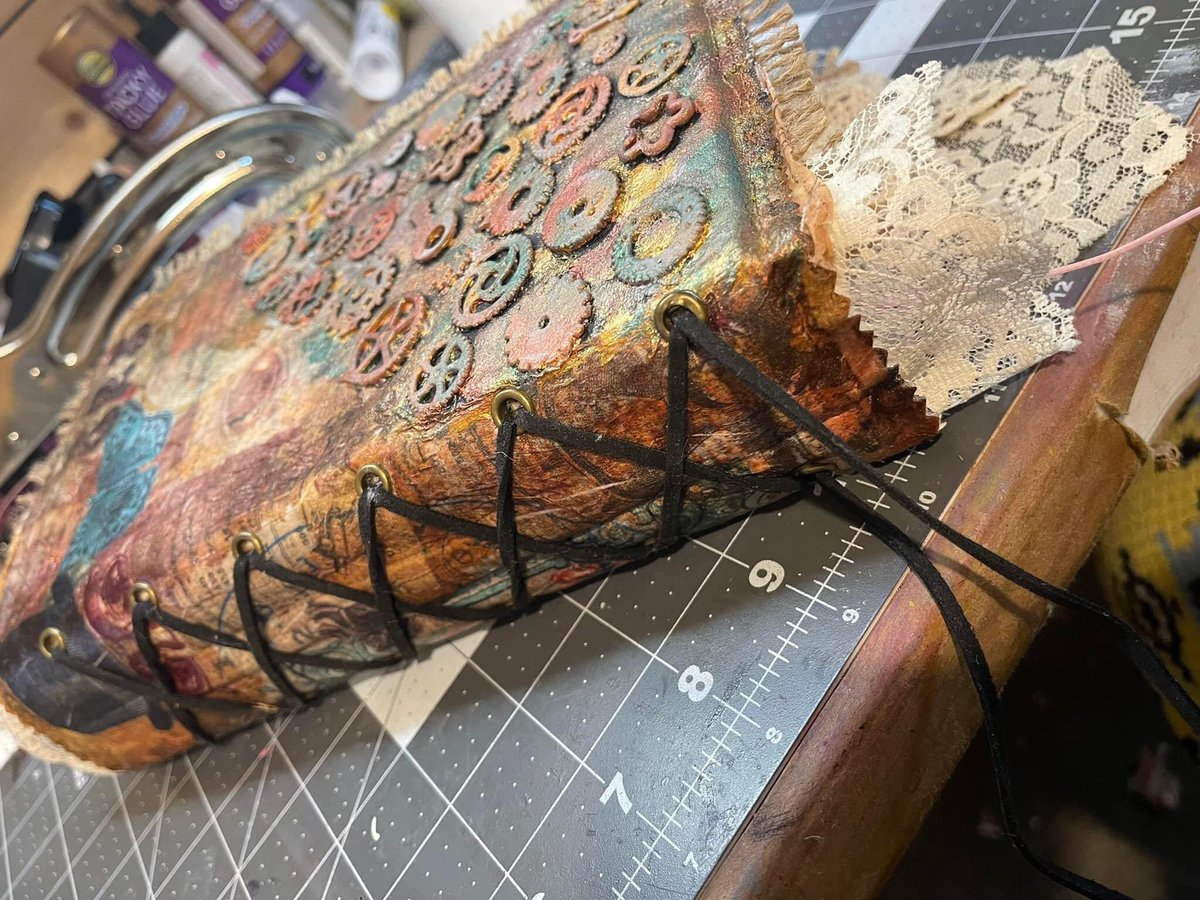 HaystackCreati1's tweet photo. Vintage Steampunk almost done.  Will be showing flip through this weekend, so stay tuned!
#junkjournal #junkjournals #papercrafters #mixedmedia #designteamproject #PaperArt #steampunk #vintagestyle #vintage https://t.co/jV76QKkcSu