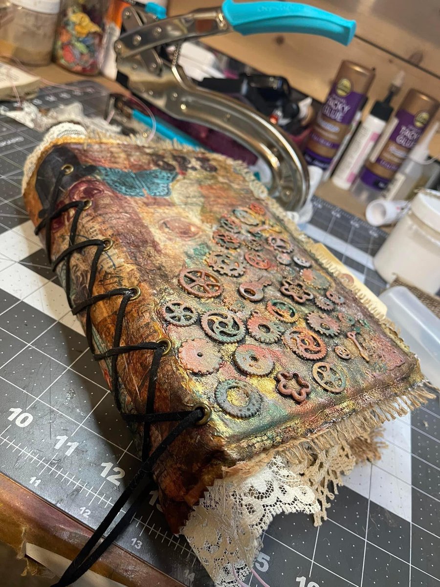 HaystackCreati1's tweet photo. Vintage Steampunk almost done.  Will be showing flip through this weekend, so stay tuned!
#junkjournal #junkjournals #papercrafters #mixedmedia #designteamproject #PaperArt #steampunk #vintagestyle #vintage https://t.co/jV76QKkcSu