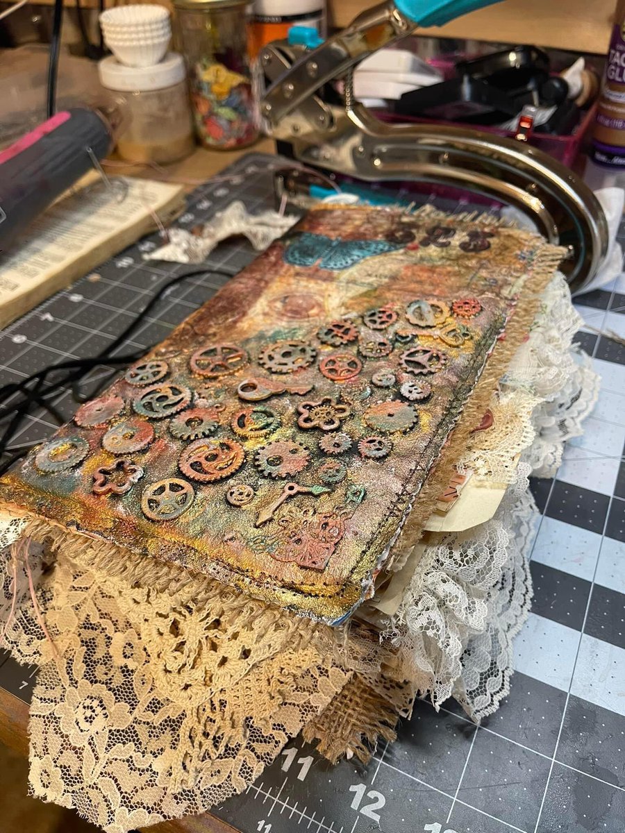 HaystackCreati1's tweet photo. Vintage Steampunk almost done.  Will be showing flip through this weekend, so stay tuned!
#junkjournal #junkjournals #papercrafters #mixedmedia #designteamproject #PaperArt #steampunk #vintagestyle #vintage https://t.co/jV76QKkcSu