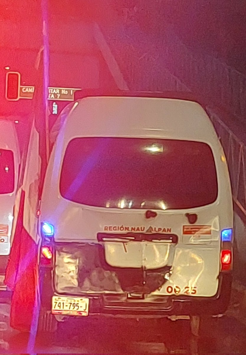 SEEVVALEE's tweet photo. @angiemoyam @multimediostv @SEMOV_Edomex #CercaDeTi Se vale maquillar la realidad? Unidades de transporte público circulan con cinismo desmedido, dado que dan su "mochada" a nuestros flamantes elementos de tránsito. Para cuándo la limpieza hablada? Para cuándo la regulación? https://t.co/iYhJsCEdQx